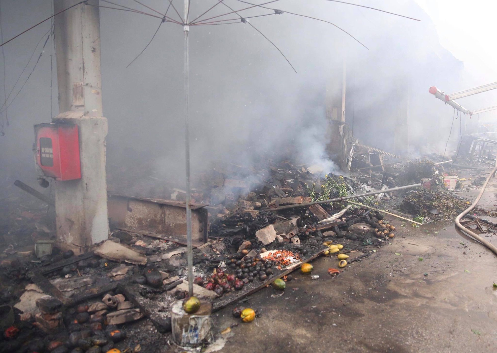 Hà Nội: Chợ Quang bốc cháy dữ dội giữa trưa, tiểu thương khóc nức nở khi nhiều gian hàng bị thiêu rụi